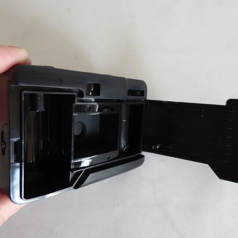 USED ONCE WATERPROOF SPORT UTILITY COMPACT 35mm CAMERA IN CASING